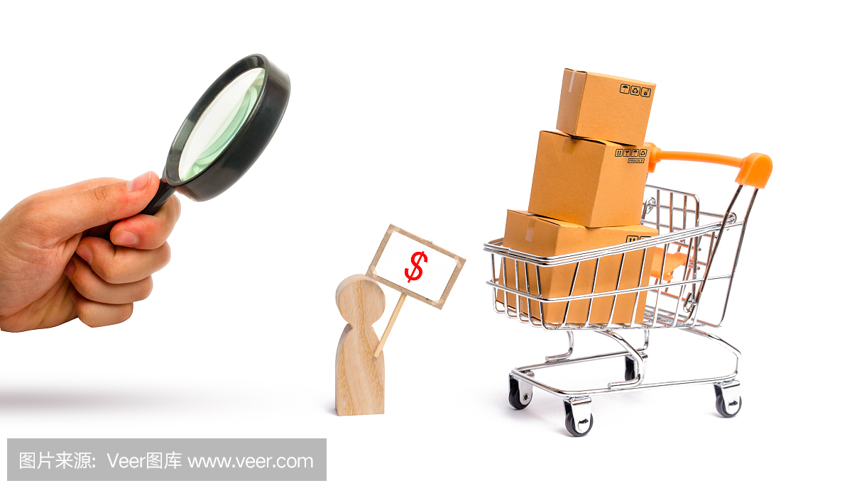 一個(gè)拿著放大鏡在看海報(bào)的男人在賣商品。裝著箱子和貨物的超市手推車。商業(yè)和貿(mào)易的概念,產(chǎn)品的銷售和購(gòu)買,網(wǎng)上購(gòu)物